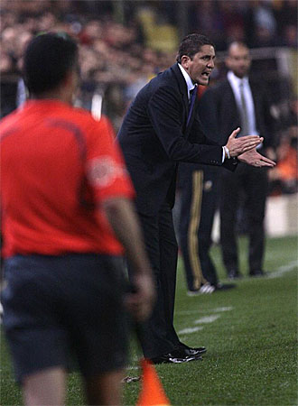 Garrido anima a sus jugadores durante el partido.