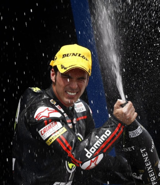 Elas celebra en el podio de Jerez su victoria en la carrera de Moto2