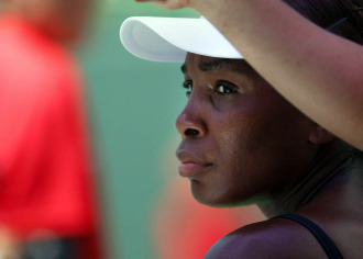 Venus Williams descansa durante un partido
