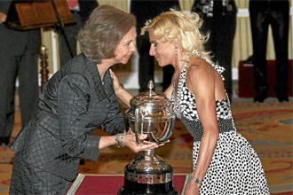 Marta Domnguez recibe el Premio Reina Sofa de manos de Su Majestad.