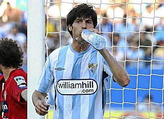 Luque bebe agua durante el partido contra el Sporting.