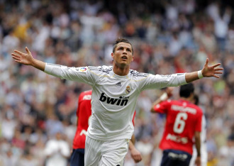 Cristiano Ronaldo celebra uno de sus goles a Osasuna