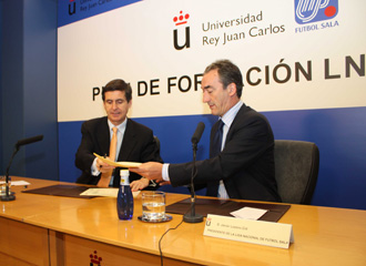 Javier Lozano y Pedro Gonzlez-Trevijano, durante la firma del convenio