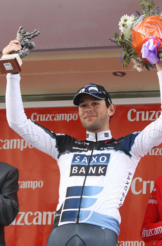 Rassmusen recibe el premio como ganador de una etapa en la Ruta ciclista del Sol