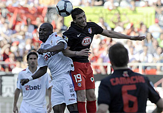 Zokora y Reyes luchan por un baln en el Sevilla-Atltico del pasado domingo.