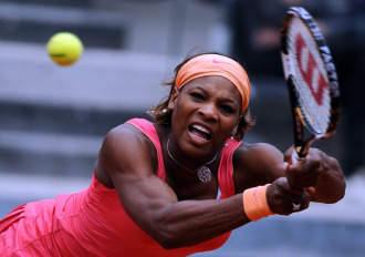 Serena Williams golpea una bola durante el partido