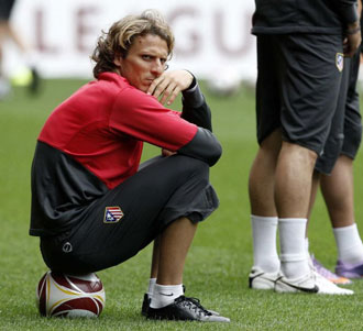Forln, pensativo sentado encima de un baln en un entrenamiento previo al partido contra el Liverpool