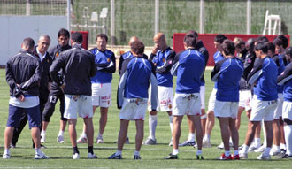 Gregorio Manzano arenga a sus jugadores en un entrenamiento del Mallorca