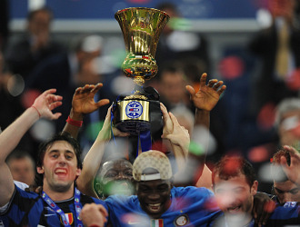 Los jugadores del Inter alzan la Copa de campeón
