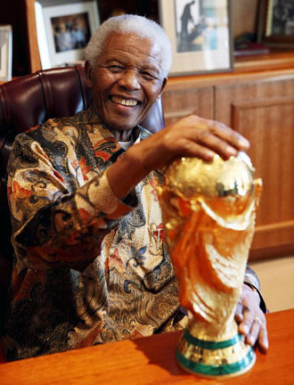 Nelson Mandela con la Copa del Mundo