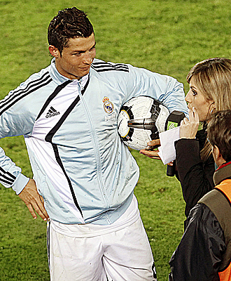 Cristiano Ronaldo, atendiendo a Susana Guasch, de La Sexta, con el balón en la mano