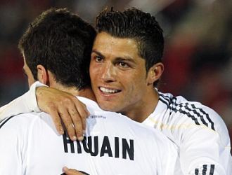 Cristiano e Higuan se abrazan tras uno de los goles del Real Madrid en Mallorca.