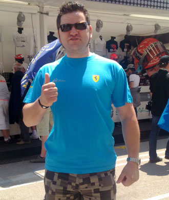 Un aficionado posa con la camiseta azul de Ferrari en Montmel