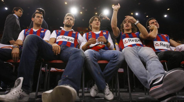 Busquets, Piqu, Bojan, Puyol y Xavi, con las camisetas del Regal Bara (Foto: REUTERS)