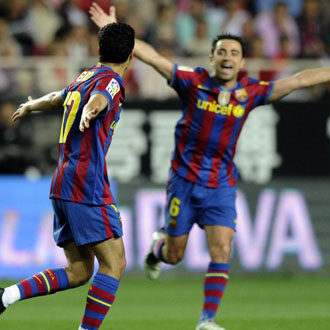 Xavi y Pedro celebran uno de los goles blaugranas