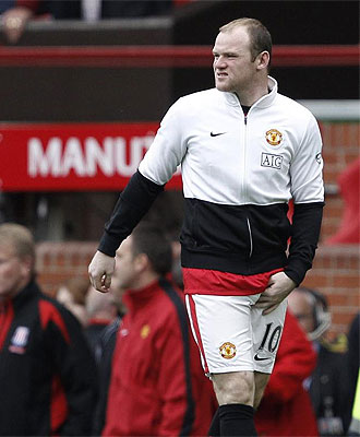 Rooney se toca la ingle.