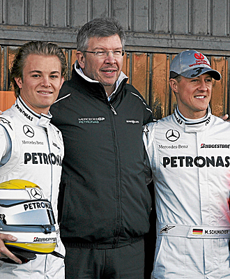 Ross Brawn, junto a los dos pilotos de Mercedes