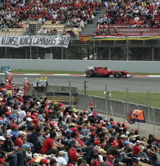 La afición anima a Fernando Alonso en Montmeló