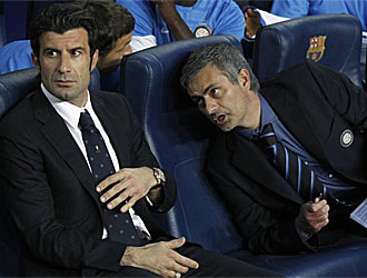 Figo y Mourinho, en el banquillo del Barcelona.