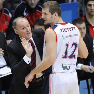 Teletovic, dialogando con Ivanovic.