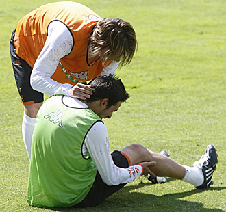 Alexis, en la imagen hablando con Vicente tras una entrada en un entrenamiento, reconoci que Baraja se merece una despedida a lo grande de Mestalla