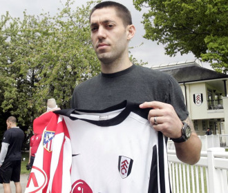 Dempsey posa para MARCA con las camisetas del Fulham y el Atltico.
