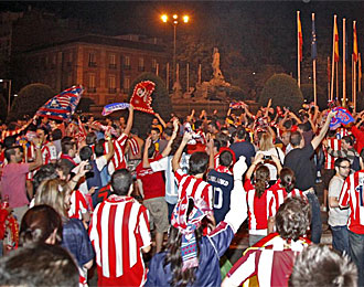 Los aficionados atlticos ya se echaron a la calle para celebrar el pase a la final de la Europa League.