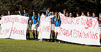 Los jugadores del CUBA salieron al terreno de juego portando pancartas de protesta al no dejar jugar la directiva a Benjamn Urdapilleta, tras su fichaje por los Harlequins de la Guiness Premiership