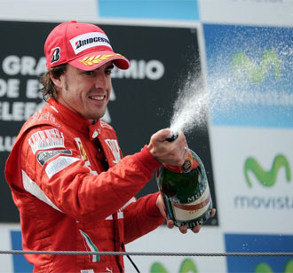 Fernando Alonso celebra el segundo puesto en Montmel