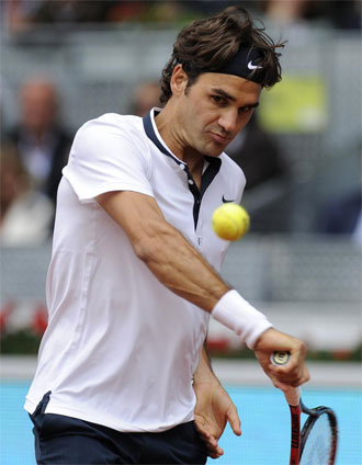 Federer golpea una bola durante el partido