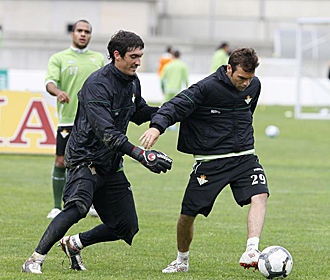 Goitia realiza un ejercicio junto a Rodri durante un entrenamiento de la pasada semana en la Ciudad Deportiva del Betis