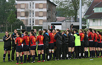 PASILLO A LAS 'LEONAS'. Las jugadoras de la seleccin espaola se merecen un pasillo de todo el rugby nacional... como el de la foto en Estrasburgo