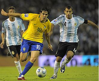 Kak trata de irse de Mascherano durante un Brasil-Argentina.