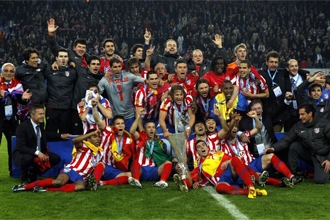 La plantilla del Atlético posa con el trofeo.