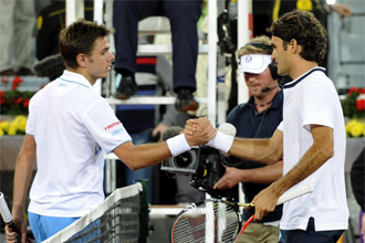 Federer saluda a Wawrinka en el Madrid Open.