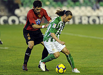 Sergio Garca intenta llevarse el baln ante Jorge