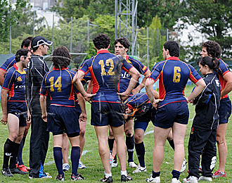 Juan Ignacio Inchausti da instrucciones a sus jugadores durante el Seven de Alcobendas, de preparacin para el Circuito Europeo de Rugby a Siete