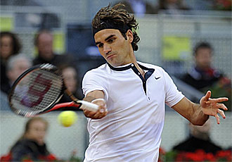 Federer golpea la pelota durante su partido frente a Gulbis.