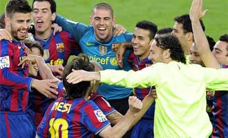 Los jugadores del Bara celebran el ttulo en el Camp Nou
