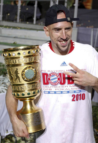 Ribery posa con la copa conquistada este sbado por el Bayern