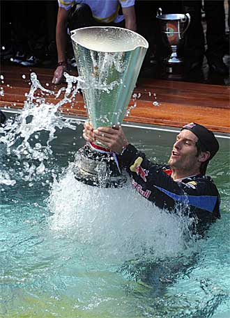 Webber, con el trofeo en la piscina del motorhome de Red Bull