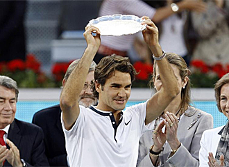 Federer recoge el premio tras perder la final.