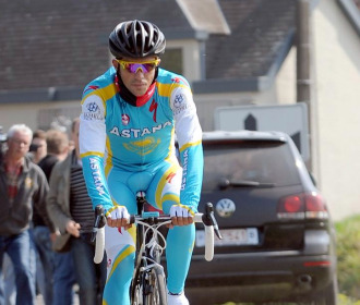 Contador rueda con el maillot de Astana.
