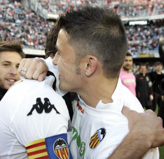 Villa se abraza a Baraja en el ltimo partido de Liga.