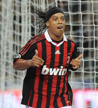 Ronaldinho celebra un gol con el Milan