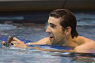 Michael Phelps sonre tras conseguir la victoria en la prueba de 200 libres en la reunin de Charlotte