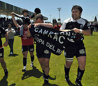 Los jugadores del VRAC Quesos Entrepinares, con Fernando Calle al frente, celebraron por todo lo alto el ttulo conquistado en la final de la Copa del Rey disputada en Segovia
