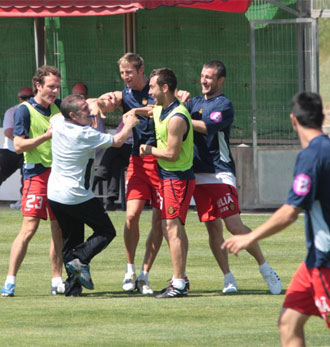 Los jugadores del Mallorca terminaron el entrenamiento con bromas