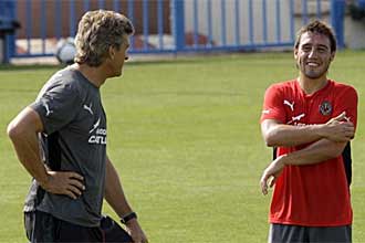 Manuel Pellegrini y Santi Cazorla charlan durante un entrenamiento del Villarreal