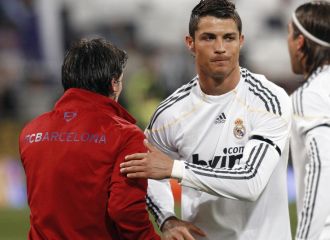Messi y Ronaldo se saludan antes del Madrid-Bara